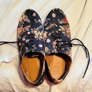 Gianni Bini floral lace-up oxfords